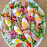 Sałatka z szynką, serem i selerem konserwowym